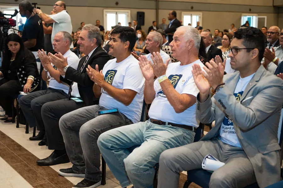 Plateia de workshop com integrantes do Movimento aplaudindo na primeira fila