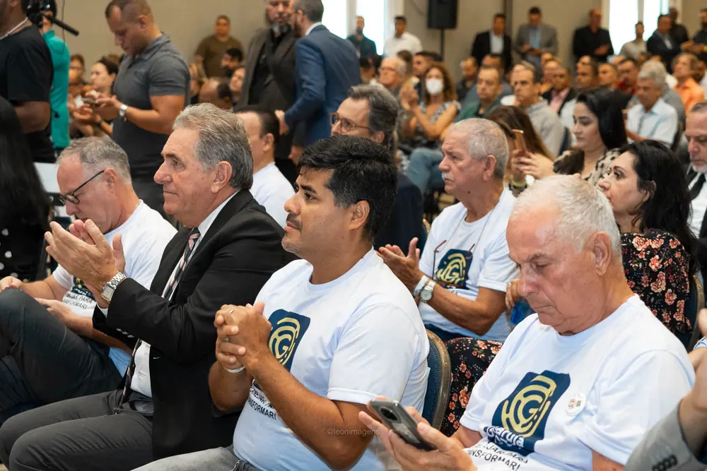 Plateia de workshop do Movimento, com integrantes vestindo camisetas do Guarujá 2034