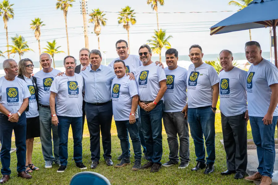 Integrantes do Movimento Guarujá 2034 reunidos nos jardins do hotel