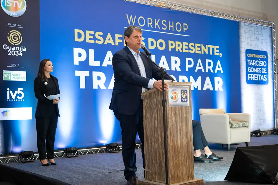 Palco do workshop com o painel Desafios do Presente: Planejar para Transformar